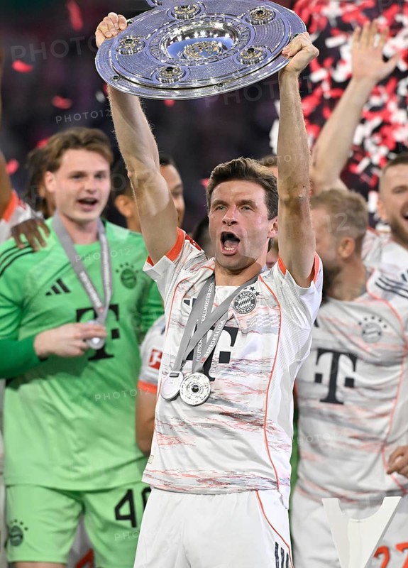 FC Bayern Munich FCB celebrates 34th championship title, championship celebration, championship trophy, trophy, cup, Thomas Müller (25) Goalkeeper Jonas Urbig (40) Allianz Arena, Munich, Bavaria, Germany