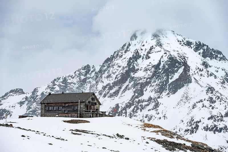 Piz Bever, winter in the mountains, Chamanna Jenatsch CAS, Swiss Alpine Club hut, Val Beve, Graubünden, Switzerland