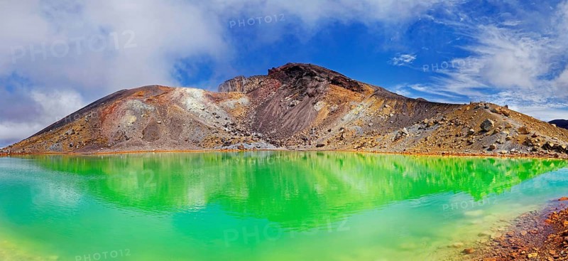 Green sulphurous Emerald Lakes and volcanio Mt Tongariro, Tongariro National Park, Manawatu-Wanganui, North Island, New Zealand