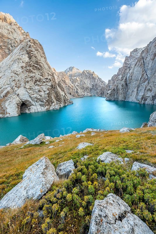 Turquoise mountain lake Kol Suu with rocky steep mountains, Kol Suu Lake, Sary Beles Mountains, Naryn Province, Kyrgyzstan