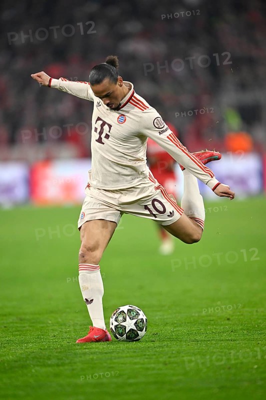 Leroy Sané FC Bayern Munich FCB (10) Action on the ball UEFA Champions League Allianz Arena, Munich, Bayern, Germany