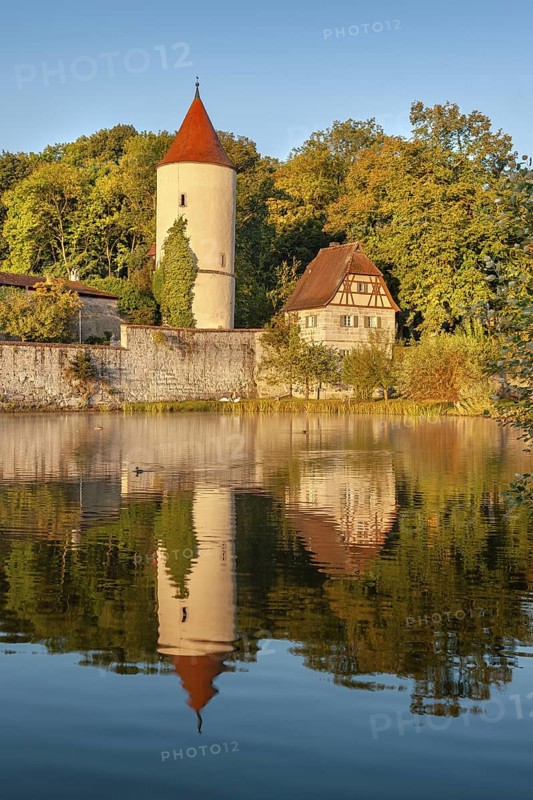 Digester's tower with park keeper's house on the town wall in the morning light, reflection in the Rothenburg pond, Romantic Road, Dinkelsbühl, Middle Franconia, Franconia, Bavaria, Germany