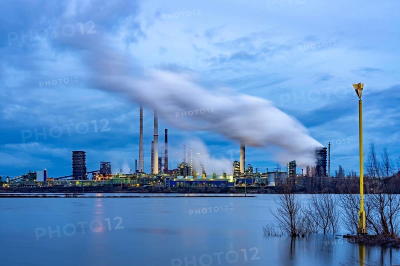 Rhine near Duisburg-Bruckhausen, industrial setting of the ThyssenKrupp steel plant, fire cloud of the Schwelgern coking plant, North Rhine-Westphalia, Germany