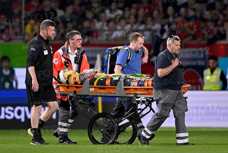 Goalkeeper Kevin Müller 1. FC Heidenheim 1846 FCH (01) is stretchered out of the stadium with a serious injury, injury, head injury, neck brace, Voith-Arena, Heidenheim, Baden-Württemberg, Germany