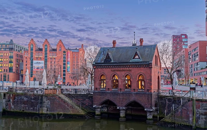 The Fleetschlösschen, a restaurant, in Hamburg's Speicherstadt am Holländischbrookfleet. Speicherstadt, Hamburg, Germany