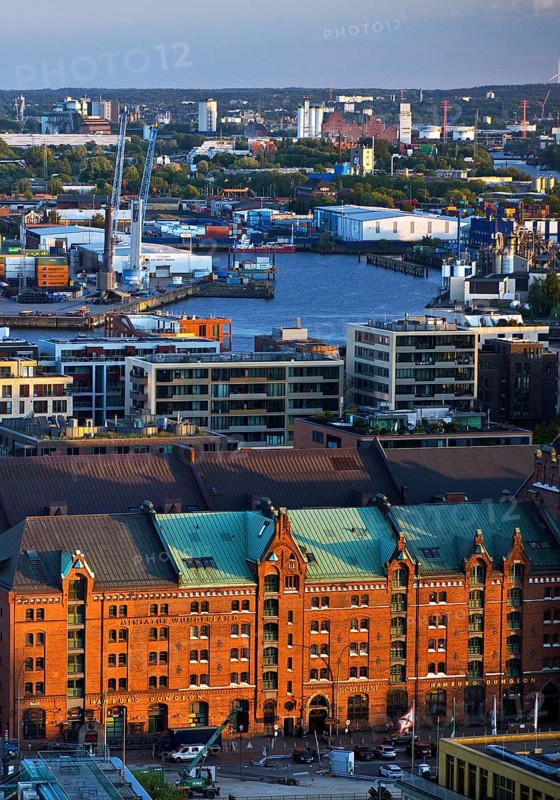Stadtansicht von oben mit der Speicherstadt, der HafenCity und dem Hafen, Hamburg, Deutschland