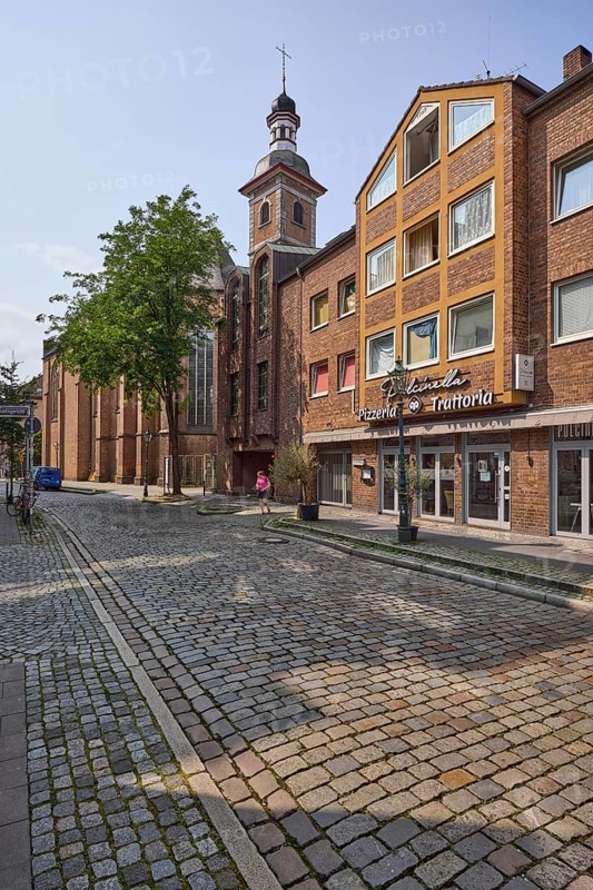 Pizzeria Pulcinella and Kreuzherrenkirche on Ratinger Straße in the historic centre of Düsseldorf, state capital, independent city, North Rhine-Westphalia, Germany