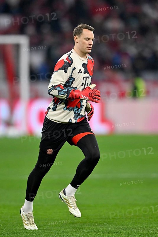 Goalkeeper Manuel Neuer FC Bayern Munich FCB (01) Warm-up training Allianz Arena, Munich, Bavaria, Germany