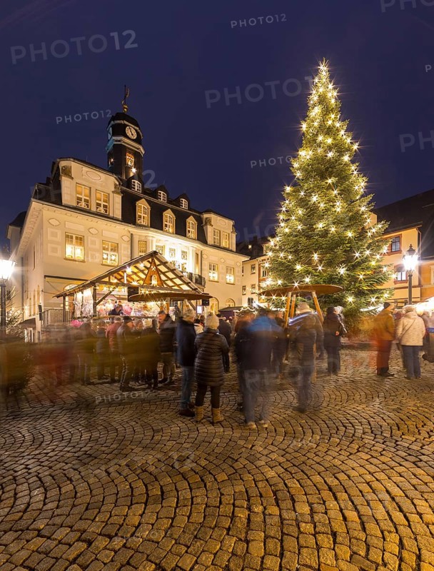 Christmas market in front of the town hall, Christmas tree on the market square Schwarzenberg, Erzgebirge, Saxony, Germany