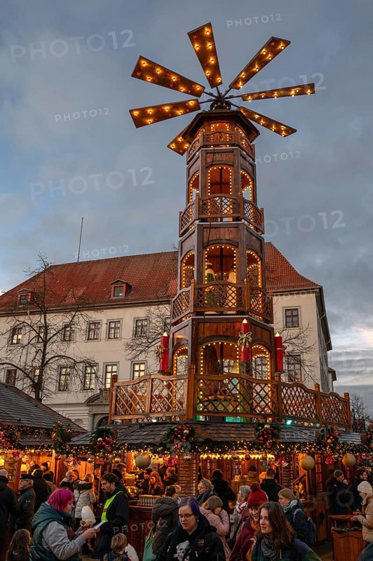 Large Christmas pyramid at the Christmas market, on the market square, Lüneburg, Lower Saxony, Germany