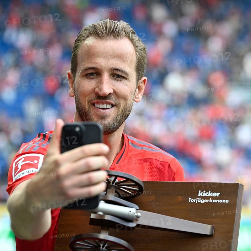 Harry Kane FC Bayern Munich FCB (09) smiles, proudly takes selfie with smartphone of his goal scorer's crown, honour, trophy, of the magazine Kicker Deutschland, PreZero Arena, Sinsheim, Baden-Württemberg, Germany