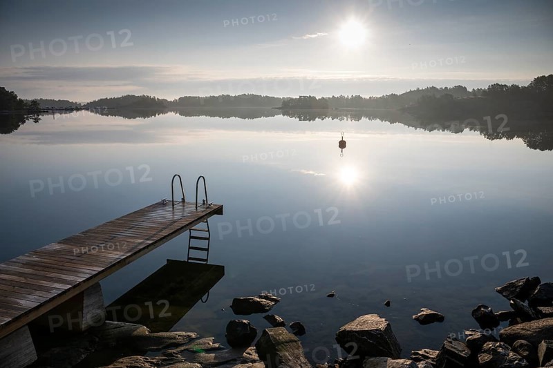 Wooden footbridge with ladder, sun reflected in the sea, morning mood, Kasnäsintie, Falkö Fjord, Kasnäs, Hitis archipelago, archipelago south of Turku, Finland