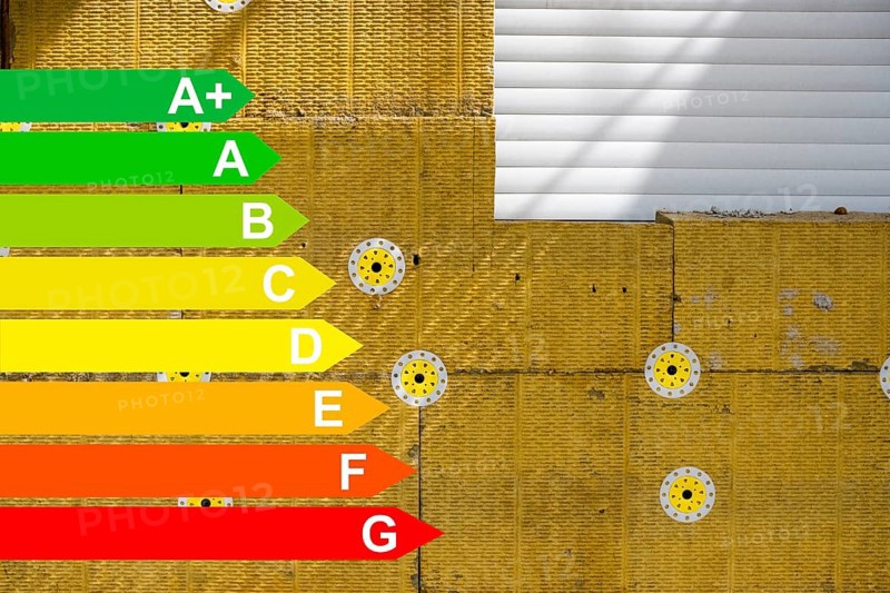 Insulation of a façade with mineral fibre boards, graphic with energy efficiency classes for buildings according to the GEG