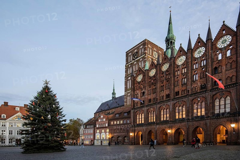 Stralsund medieval town hall, display façade at the Old Market Square, to the left the St. Nicholas Church Hanseatic City of Stralsund, Vorpommern-Rügen district, Mecklenburg-Western Pomerania, Germany
