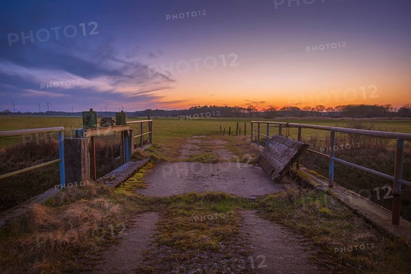 View of a sluice and a bridge with a pasture behind it at sunset, Kirchlinteln, Verden, Aller Leine Valley, Lower Saxony, Germany