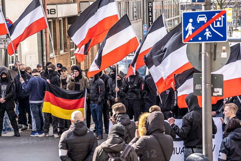 The neo-Nazi group Jung und Stark, JS, demonstrates in the city centre of Essen, demanding the remigration of foreigners, chanting Deutschland den Deutschen Ausländer raus, approx. 150 ultra right-wingers, dressed in black and wearing typical scene clothing, several groups demonstrate against the Nazi march, Essen, North Rhine-Westphalia, Germany