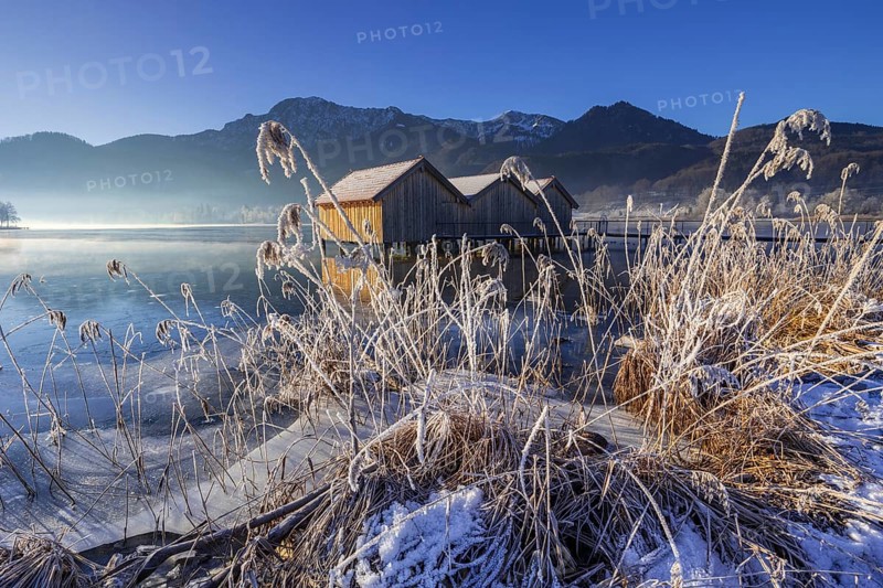 Boat huts, icy shore, lake, morning light, fog, snow, winter, mountains, Lake Kochel, Schlehdorf, behind Herzogstand, Heimgarten, Alpine foothills, Bavaria, Germany