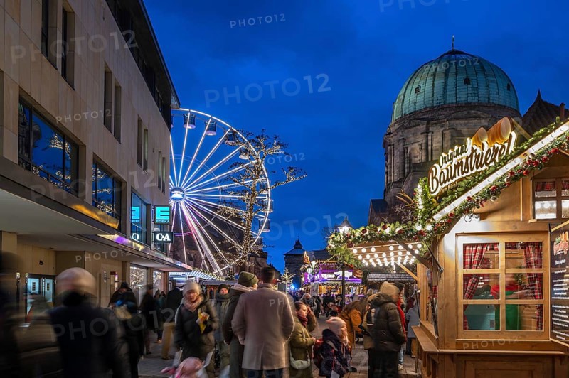Ferris wheel at the winter village, Christmas market at dusk, St Elisabeth's Church on the right, Jakobsplatz, Nuremberg, Middle Franconia, Bavaria, Germany