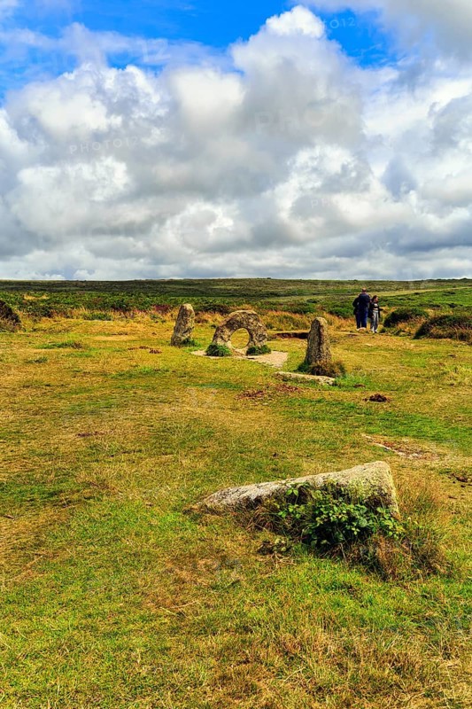 Mên-an-Tol, Men an Tol, perforated stone and menhirs in a field, Bronze Age megalith, menhirs, Penzance, Cornwall, England, Great Britain