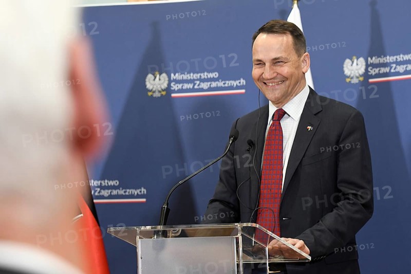 Polish Foreign Minister Radoslaw Sikorski at a joint press conference with his German counterpart, Foreign Minister Annalena Bärbock, at the Collegium Polonicum in Slubice. The two met for talks in the border region of the twin city of Frankfurt/Oder and Slubice, first on the Polish side and then on foot across the Oder Bridge, before answering questions from students at Viadrina University