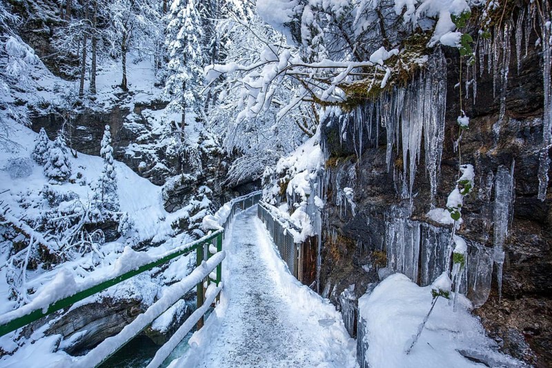 Winter, snowy landscape, icicles, hiking trail through the Breitachklamm gorge near Oberstdorf, Oberallgäu, Allgäu, Bavaria, Germany