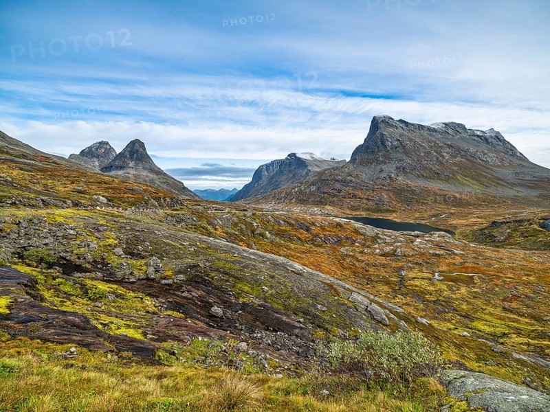 Reinheimen National Park in autumn, the mountains Vestre Stigbotthornet and Bispen, Trollstigen, Valldalen, Møre og Romsdal, Norway