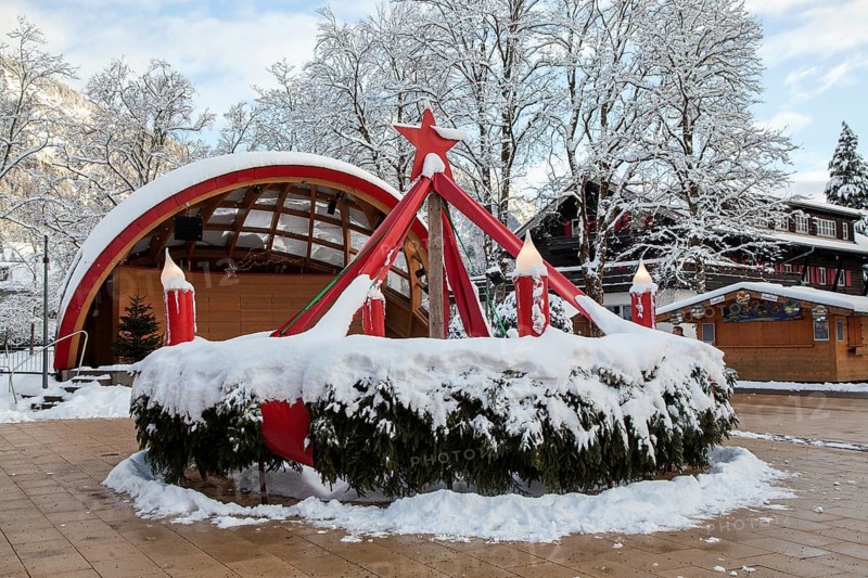 Winter, Advent wreath and open-air stage in front of Oberstdorfhaus, at the spa garden, Prinzregentenplatz, Oberstdorf, Oberallgäu, Allgäu, Bavaria, Germany