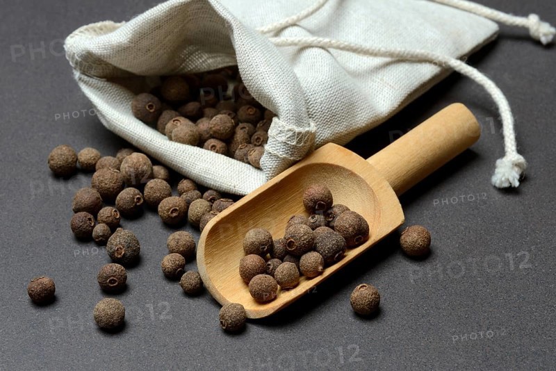 Allspice, peppercorns in wooden shovel, Pimenta dioica