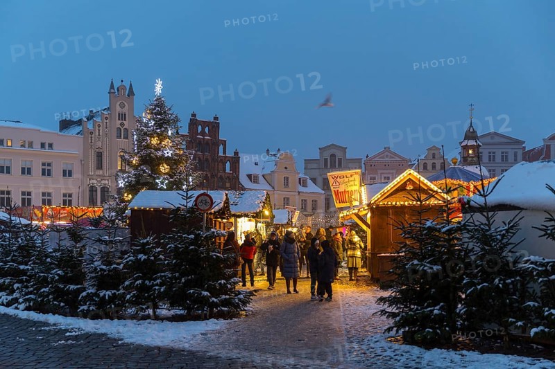Snow-covered Christmas market on the market square of the Hanseatic city of Wismar, in the background the Alter Schwede community centre, Mecklenburg-Western Pomerania, Germany