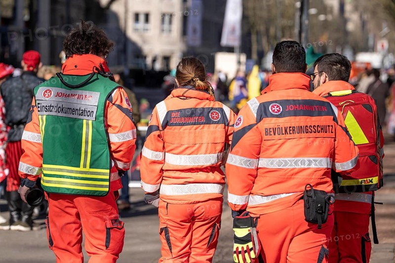 Rose Monday carnival parade in Düsseldorf, rescue workers at the Rose Monday parade, Johanniter