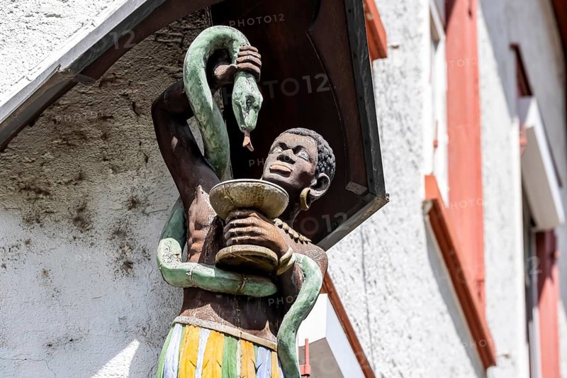 Moor in the Mohrenstraße. Figure on a building façade in Schwäbisch Hall. The term Mohr for a person of dark skin colour is only used historically today. Today, the term Mohr is seen as a racially discriminatory term. Schwäbisch Hall, Baden-Württemberg, Germany