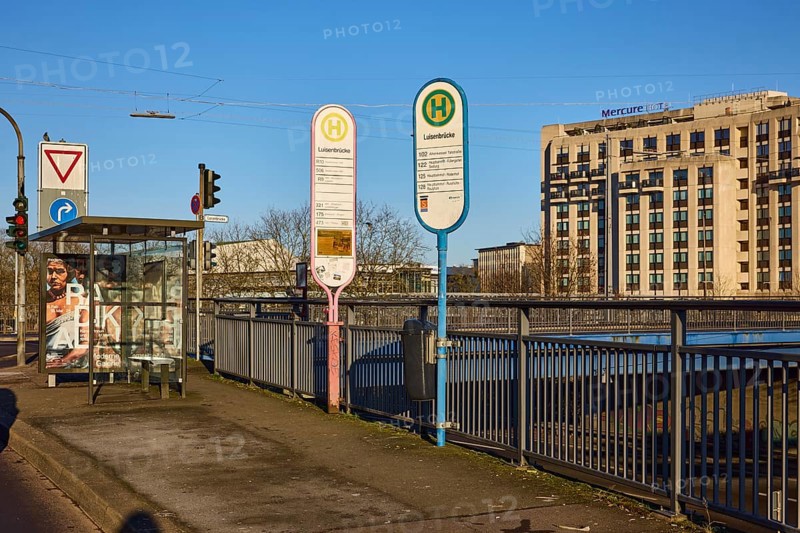 Bus stop Luisenbrücke, Mercure Hotel Saarbrücken, modern architecture, concrete architecture, metal railings, blue cloudless sky, Saarbrücken, state capital, regional association Saarbrücken, Saarland, Germany