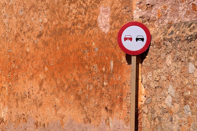 Traffic sign Overtaking prohibited, Overtaking prohibited, on a house wall, ochre-coloured, Alaró, Calvià, Majorca, Balearic Islands, Balearic Islands, Spain