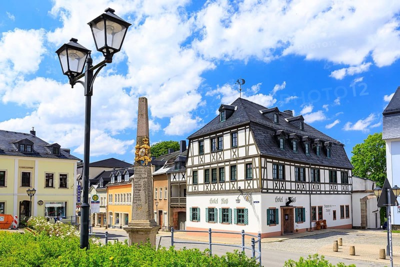 Market square with Kursächsische Postmeilensäule and Hotel Roß, Zwönitz, Erzgebirge, Saxony, Germany
