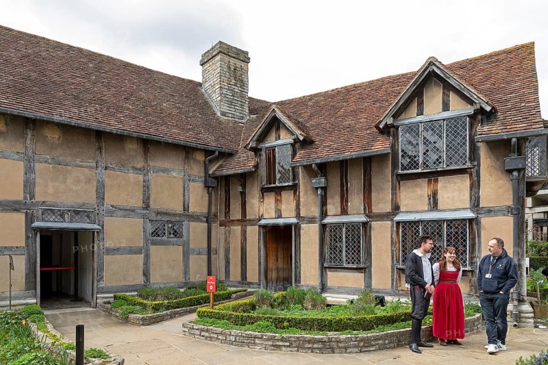 Birthplace of William Shakespeare, view from behind, actress and actor performing individual scenes from Shakespeare's plays, Stratford-upon-Avon, Warwickshire, England, Great Britain
