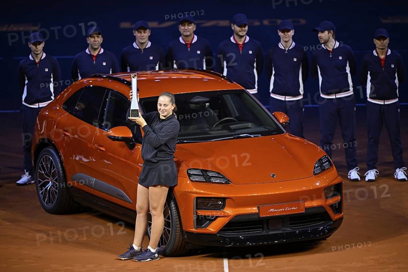 Award ceremony, honour, Jelena Ostapenko LAT with trophy in front of winning car Porsche Macan Turbo Tennis Ladies Porsche Cup, Grand Prix, GP, Stuttgart 2025, Porsche-Arena, Stuttgart, Baden-Württemberg, Germany