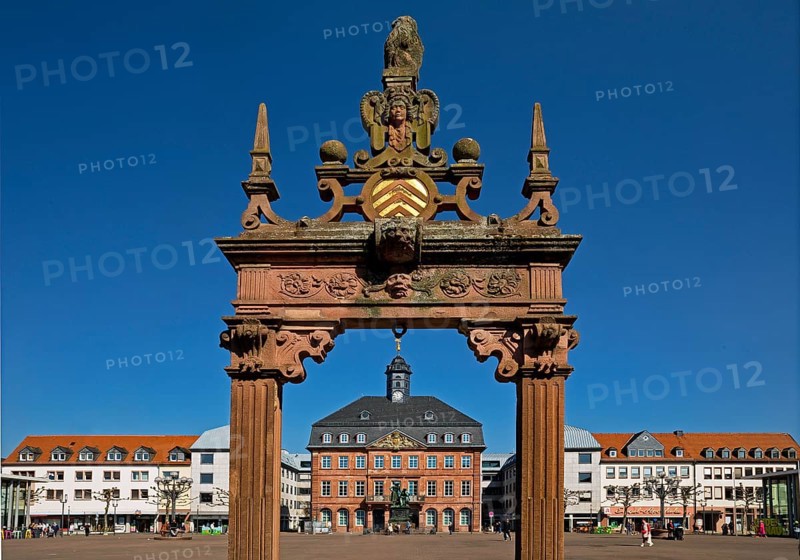 Neustadt Town Hall with the Brothers Grimm National Monument seen through the market fountain, Market Square, Hanau, Hesse, Germany