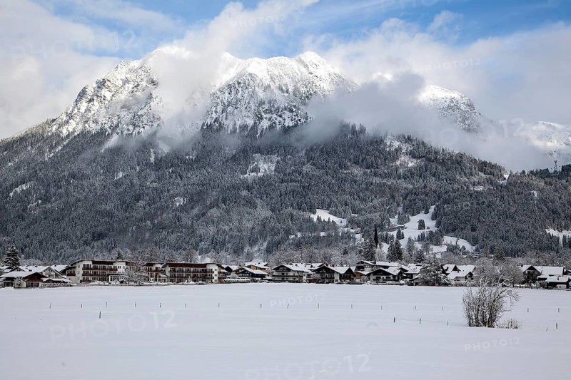 Winter, snowy landscape, view of Oberstdorf, behind Rubihorn and Gaißalphorn, mountains Allgäu Alps, Oberallgäu, Allgäu, Bavaria, Germany