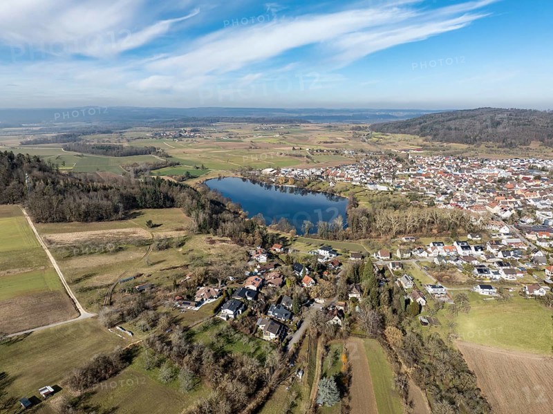 Aerial view of the municipality of Steißlingen with the natural bathing lake Steißlinger See, Hegau, district of Constance, Baden-Württemberg, Germany