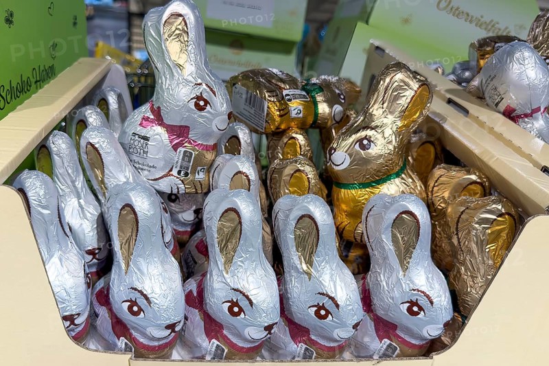 Display on retail shelf of wholesale chocolate Easter bunnies chocolate Easter bunnies wrapped in gold gold silver silver coloured staniol paper, Germany