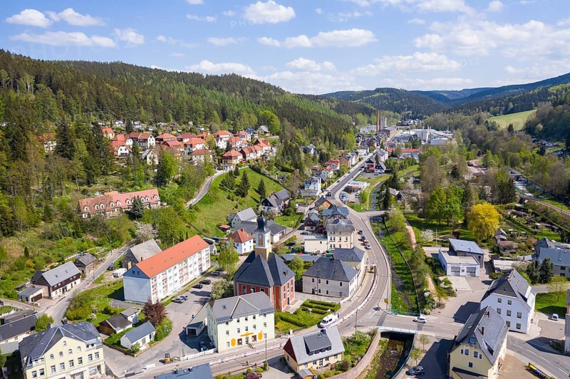 Town view with church Zur heiligen Dreifaltigkeit and single-track viaduct of the Weißeritztalbahn, valley of the Rote Weißeritz, aerial view of Schmiedeberg, Dippoldiswalde, Erzgebirge, Saxony, Germany
