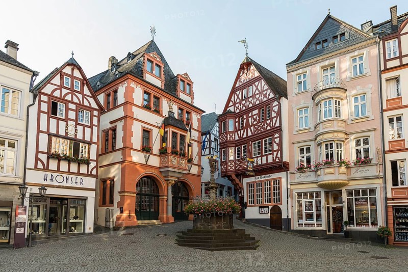 Market square with medieval half-timbered houses, Bernkastel-Kues, Moselle, Rhineland-Palatinate, Germany