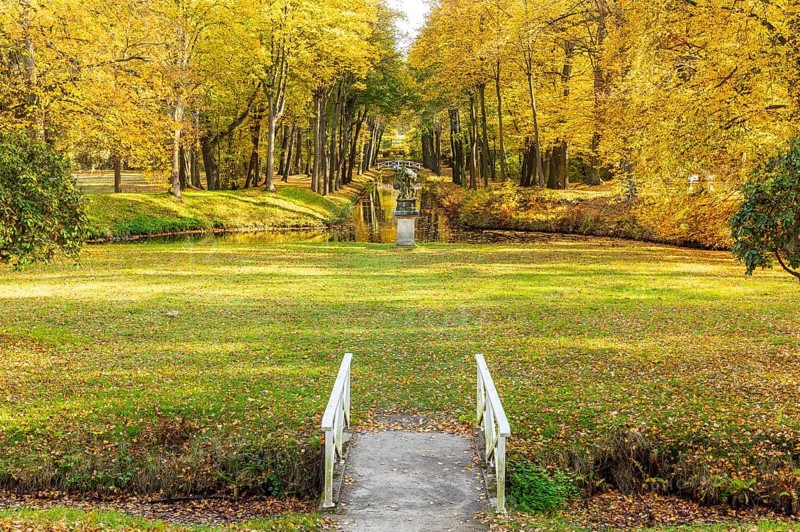Castle park of Hermsdorf Castle with castle moat in autumn, Ottendorf-Ockrilla, Saxony, Germany