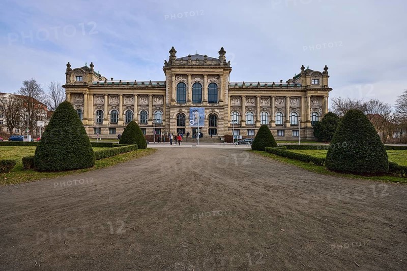 State Museum Hanover, State Museum, historical building, architect Hubert Stier, architectural style neo-renaissance, hedge, diffuse light, milky blue cloudy sky, slightly sunny, street Willy-Brandt-Allee, Hanover, state capital, Hanover region, Lower Saxony, Germany
