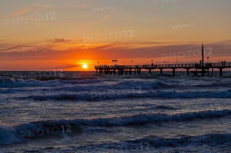 Sunset, pier, waves, swell, Wustrow, Fischland, Mecklenburg-Vorpommern, Germany