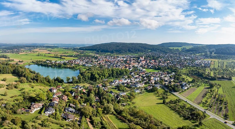 Aerial view of the municipality of Steißlingen with the natural bathing lake Steißlinger See, Hegau, district of Constance, Baden-Württemberg, Germany