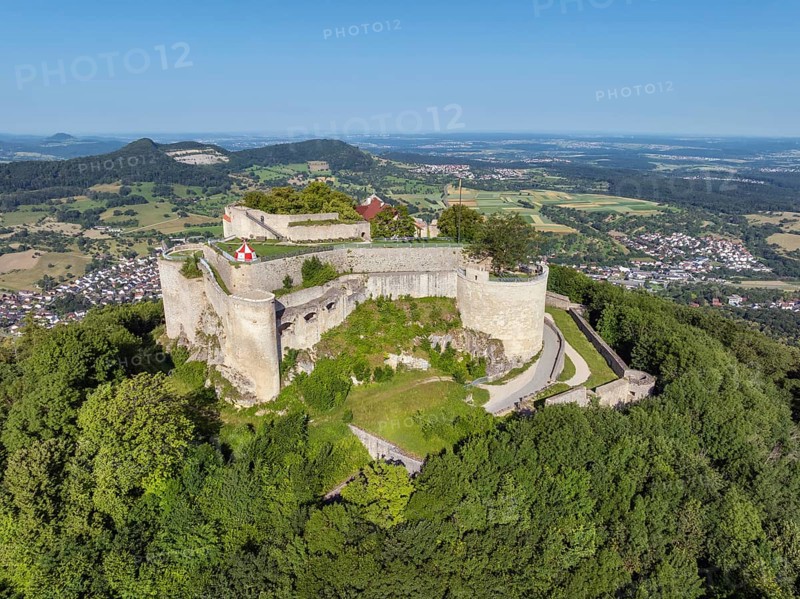 Luftbild von der hochmittelalterlichen Burgruine, Höhenburg Hohenneuffen am Albtrauf, Neuffen, Landkreis Esslingen, Schwäbische Alb, Baden-Württemberg, Deutschland
