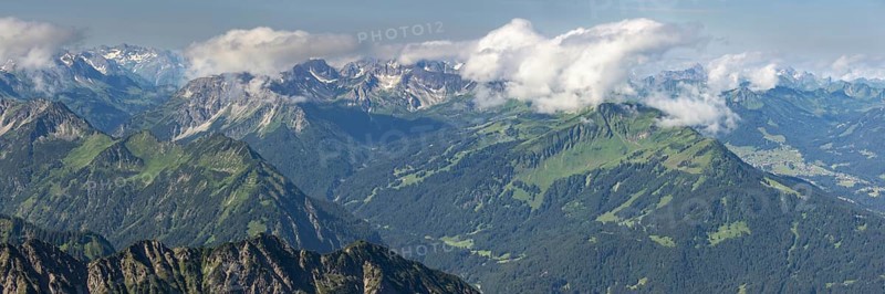 Mountain panorama from the Nebelhorn, 2224m, to the southwest to the Hammerspitzen, Kanzelwand, mountain station of the Fellhornbahn, the cloudy Fellhorn and Söllereck, Allgäu Alps, Allgäu, Bavaria, Germany