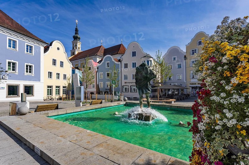 Chistopherus Fountain, Upper Town Square with Parish Church, Schärding am Inn, Innviertel, Upper Austria, Austria