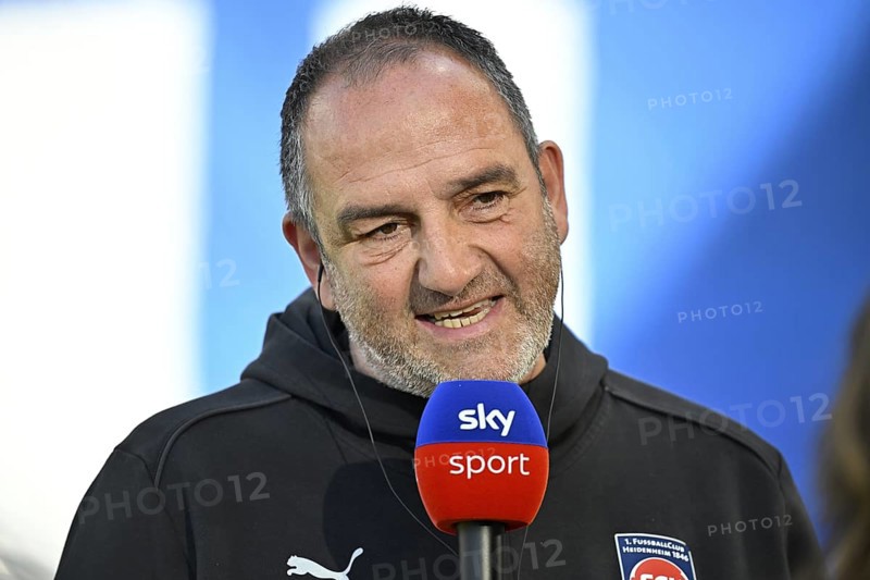 Coach Frank Schmidt 1. FC Heidenheim 1846 FCH Portrait in interview Microphone Microphone Logo SKY Voith-Arena, Heidenheim, Baden-Württemberg, Germany